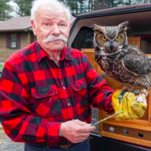 Bird of prey rehabilitator and educator Tom Ricardi